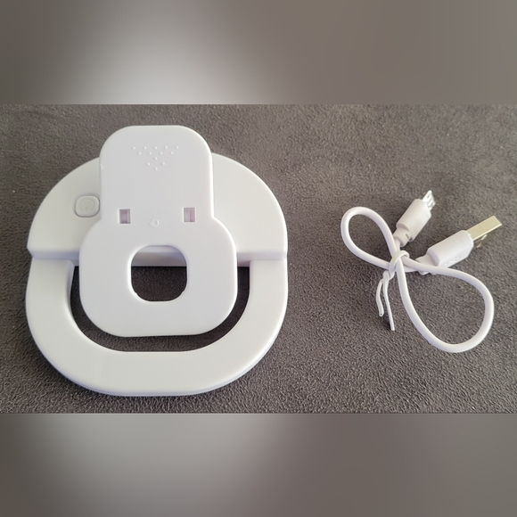NEW Selfie Light With Charging Cord From T-Mobile - Picture 2 of 5